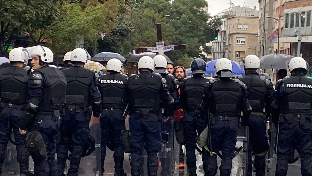 Privedene 64 osobe, lakše povređeno 10 policajaca, uništena vozila interventne jedinice