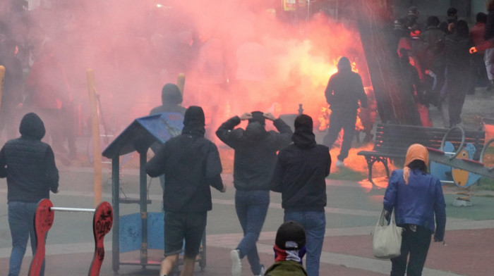 Haos na Autokomandi: Huligani bacali baklje na policiju, jake snage ih potisnule