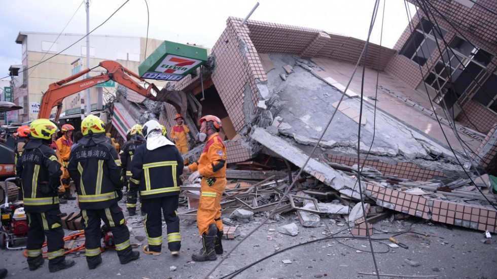 Ne smiruje se tlo na Tajvanu posle zemljotresa: Srušila se zgrada, vozilo palo sa mosta, vagoni izleteli sa šina
