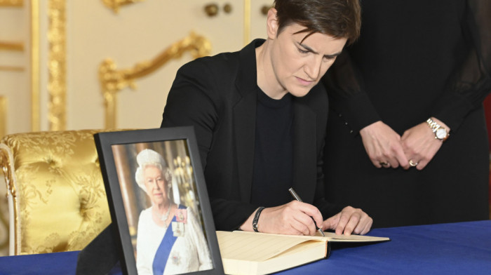 Brnabić se upisala u knjigu žalosti povodom smrti kraljice Elizabete II u Londonu