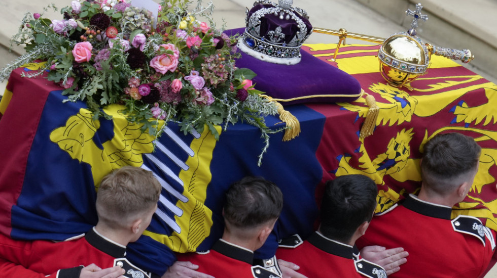Pored kovčega Elizabete II prošlo oko 250.000 ljudi, takvu sahranu u Velikoj Britaniji imao samo Čerčil