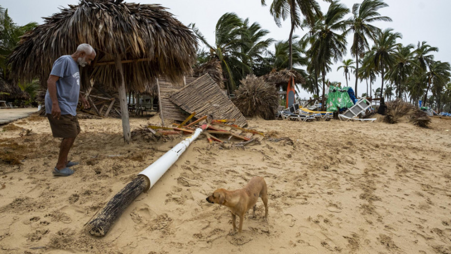 Uragan Fiona ostavlja pustoš za sobom: U Portoriku leteli automobili, vetar čupao asfalt, poplave u Dominikani
