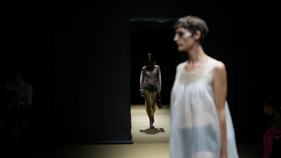 Pradine haljine od papira obeležile reviju u Milanu: S modela uklonjene sve "nepotrebne komplikacije"