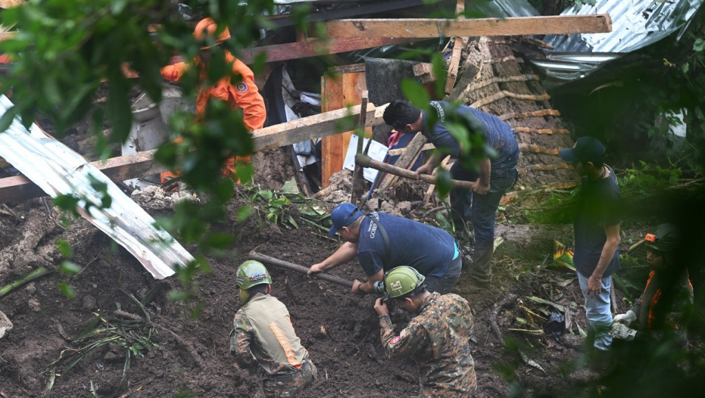 U klizištima u EL Salvadoru stradalo sedam osoba - među njima troje dece