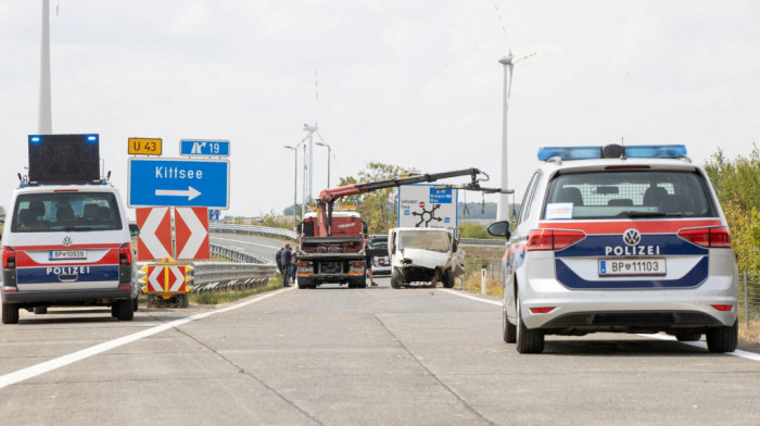 Prevrnuo se minibus iz Srbije u Austriji, povređeno osmoro, jedna žena teško
