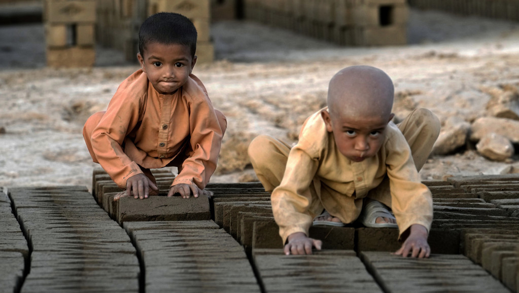 Nisu čuli za igračke, ne idu u školu, ne znaju ni šta je želja: Sumoran život dece-radnika u ciglani u Avganistanu