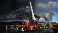 Požar na najvećoj pijaci na svetu – gust dim se nadvio nad Parizom, vatra buknula u skladištu (VIDEO)