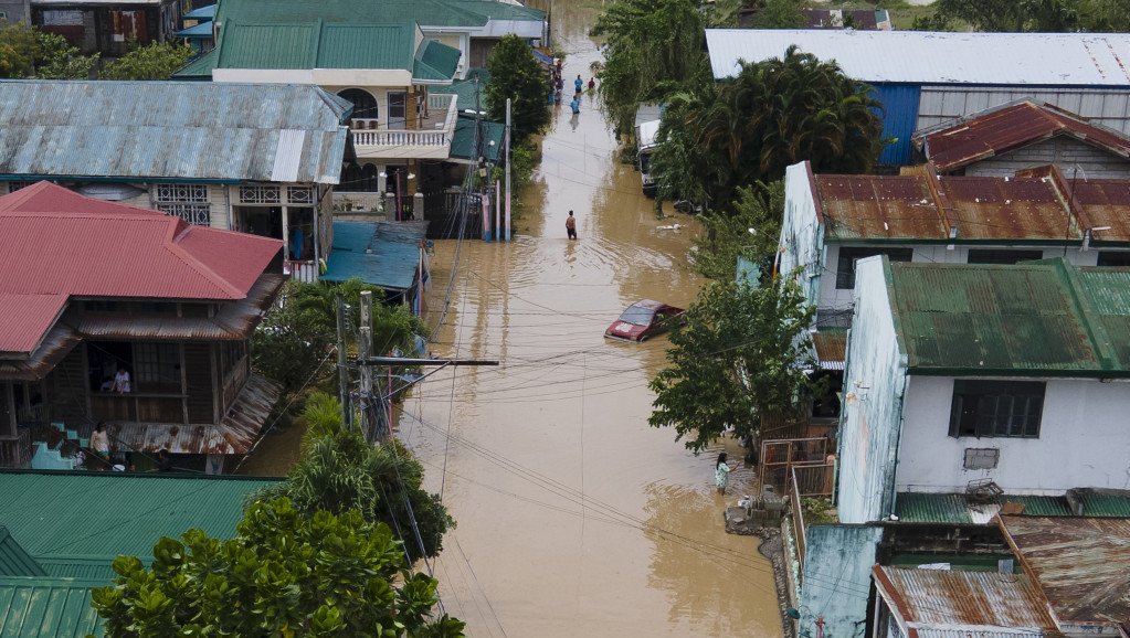 Pet spasilaca poginulo posle udara "Nore": Tajfun na Filipinim ostavio pustoš, ljudi i dalje u skloništima