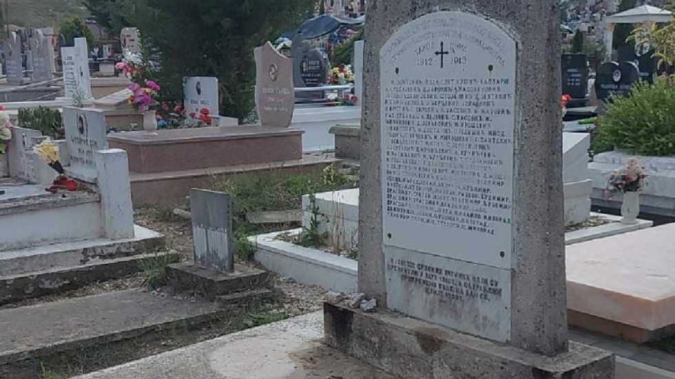 Osrknavljen spomenik na groblju u Tirani, čekićem razlupana imena srpskih vojnika u balkanskim i Prvom svetskom ratu