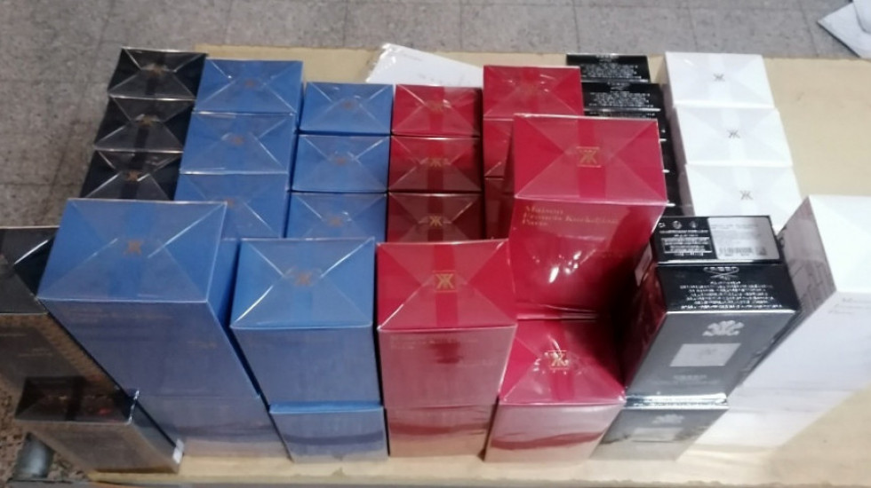 Carinici na Gradini zaplenili robu vrednu 55.000 evra – 55 francuskih parfema i 25 laptop računara