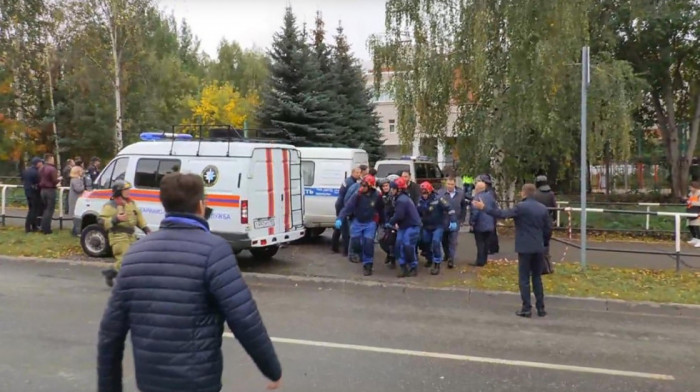 Petnaestoro ubijeno u pucnjavi u ruskoj školi: Napadač nosio nacističke simbole i "fantomku"