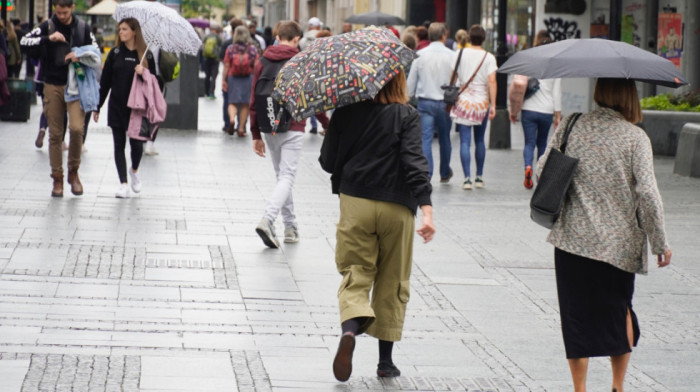 Smena sunca i oblaka, ponegde slaba kratkotrajna kiša, uskoro pad temperature