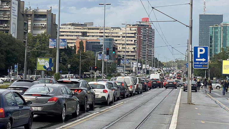 Pet sati čekanja na Batrovcima: Popodne sledi "novi talas" gužvi u saobraćaju širom Srbije