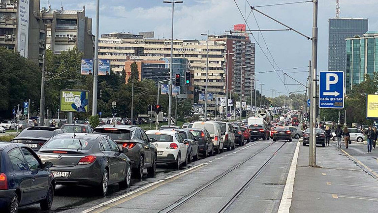 Pet sati čekanja na Batrovcima: Popodne sledi "novi talas" gužvi u saobraćaju širom Srbije