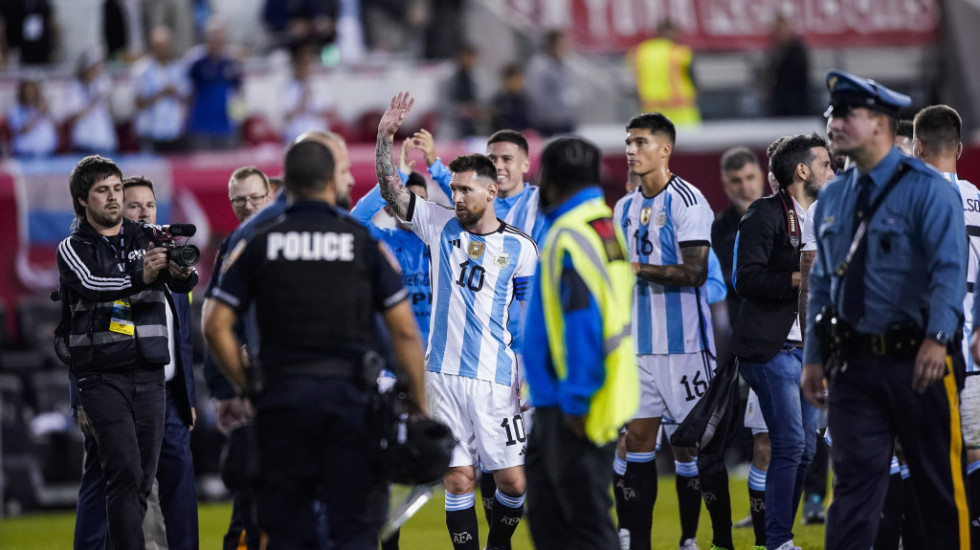Maestralni Mesi sa dva gola vodio Argentinu do novog trijumfa, a udelio je i autogram "džamperu" u toku meča