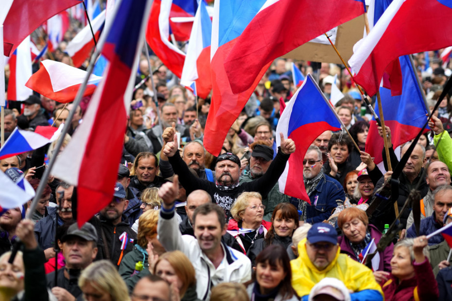 Россия национальный кризис. Правительство Чехии. Чешские митингующие за мир с Россией. Флаг национального чешского советов в Париже.