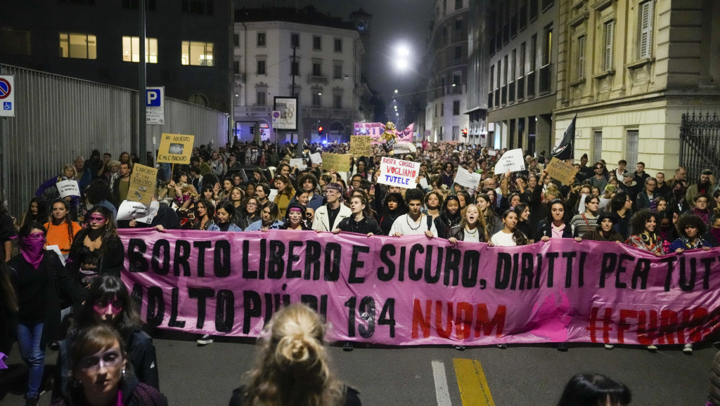 Protesti u Rimu i Milanu radi zaštite prava na abortus, demonstranti poručili: "Moje telo - moj izbor"