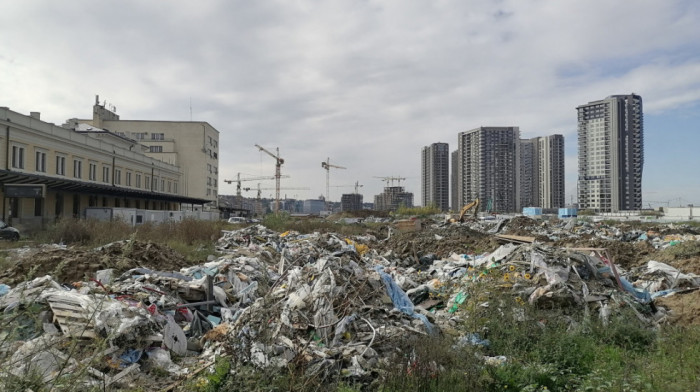 Deponija kod spomenika kulture: Otpad se gomila iza zgrade stare Železničke stanice, dovoze ga kamioni s gradilišta