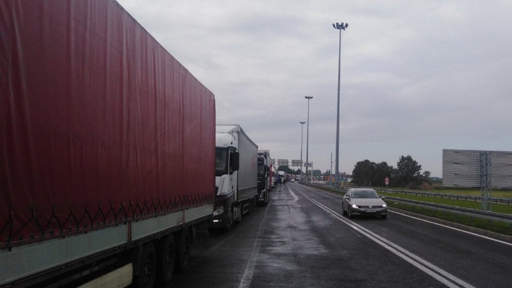 Oprez u vožnji zbog moguće poledice, teretnjaci na Batrovcima čekaju osam sati
