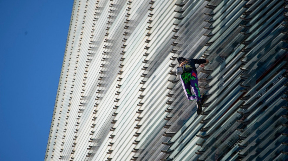 "Francuski spajdermen" bez pojasa zajedno sa sinom osvojio jedan od najviših nebodera Barselone