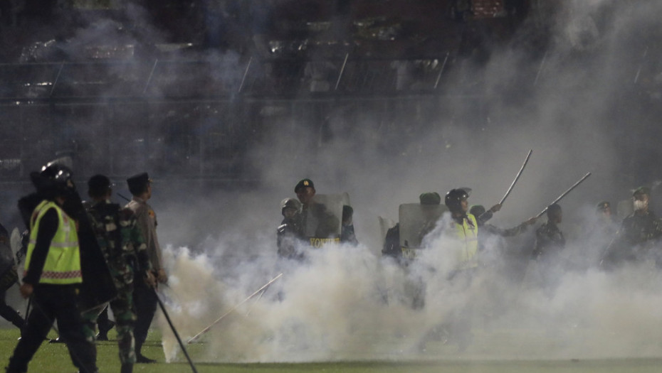 U neredima na fudbalskom stadionu u Indoneziji među žrtvama stampeda i  32 dece
