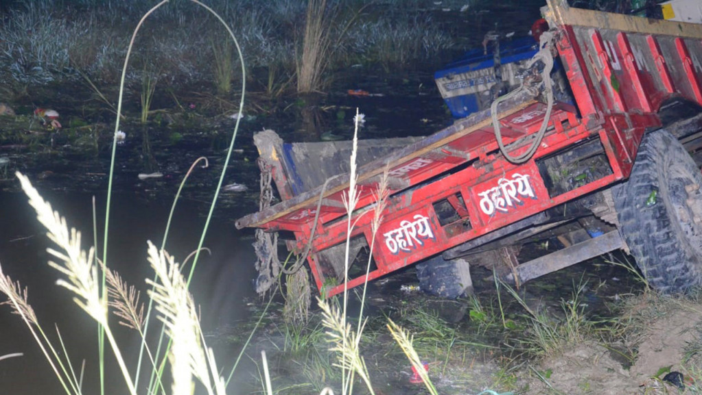 Traktor sa prikolicom pao u jezero u Indiji, 26 mrtvih