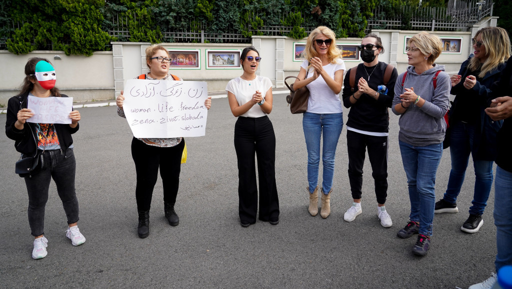 Podrška za Iranke iz Beograda: Održan skup ispred ambasade, poslata poruka solidarnosti