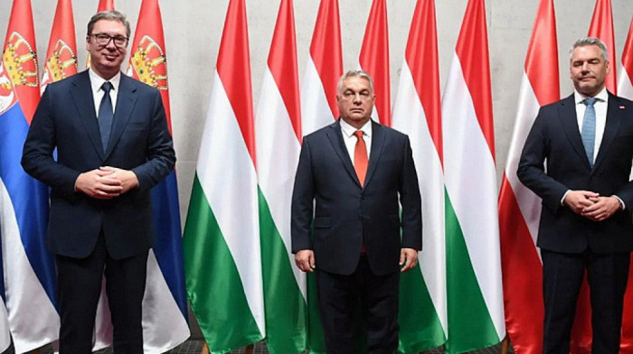Vučić u Budimpešti na trilateralnom sastanku: Susret sa Orbanom i Nehamerom
