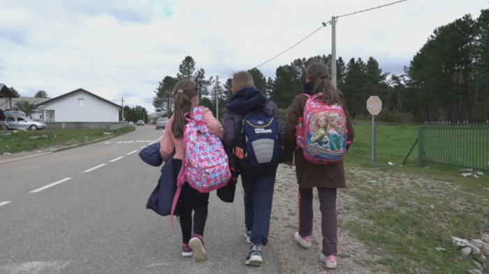 Đaci do škole pešače 10 kilometara kroz surovi Pešter: Prevoz im nije obezbeđen jer vozači traže više novca