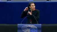 "Žena, život, sloboda": Švedska poslanica odsekla kosu tokom govora u Evropskom parlamentu