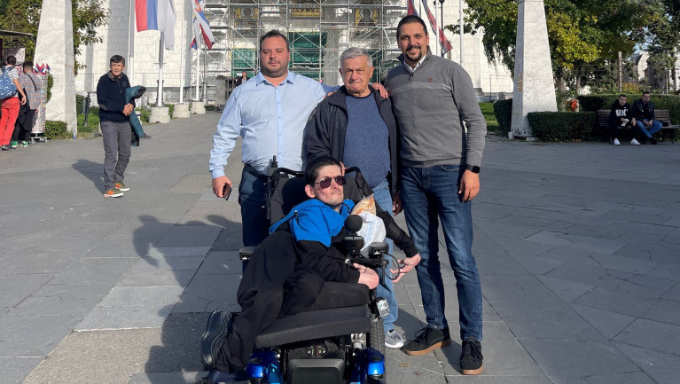 Dobro se dobrim vraća: CarGo obradovao kolegu sa cerebralnom paralizom