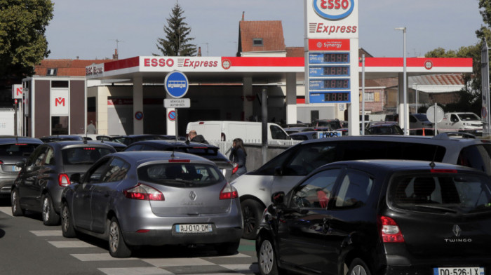 Štrajkovi u francuskim rafinerijama nafte se nastavljaju - skoro trećina pumpi ima problem sa snabdevanjem gorivom
