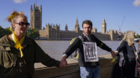 Ljudski lanac ispred britanskog parlamenta: Demonstranti zahtevaju da Asanž ne bude izručen u SAD