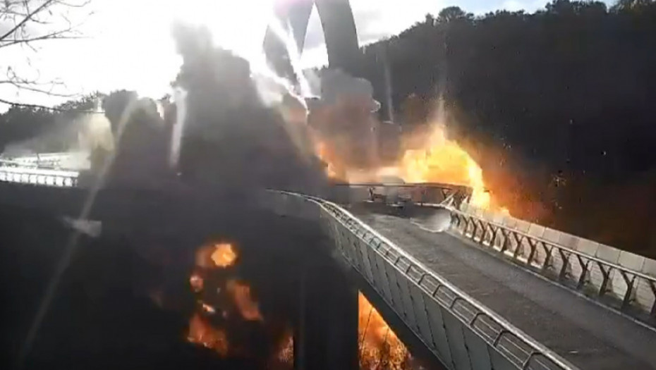 Udari na Kijev, raketa pogodila pešačko-biciklistički most (VIDEO)