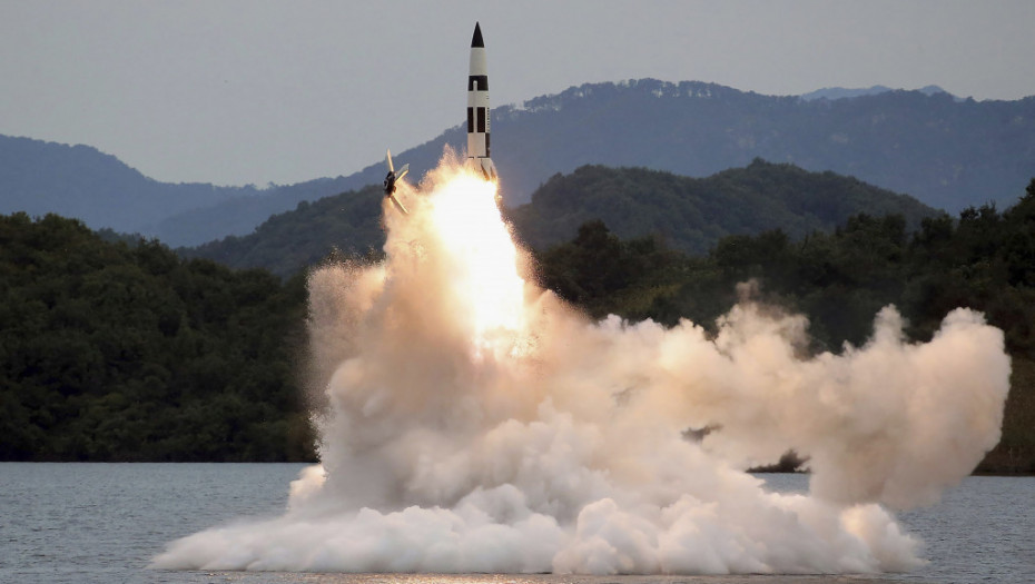 Severna Koreja lansirala tri balističke rakete prema teritorijalnim vodama Južne Koreje