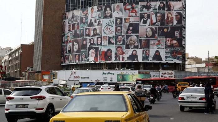 Iranske vlasti morale da skinu bilbord žena sa hidžabom: Najmanje tri žalbe zbog zloupotrebe fotografija