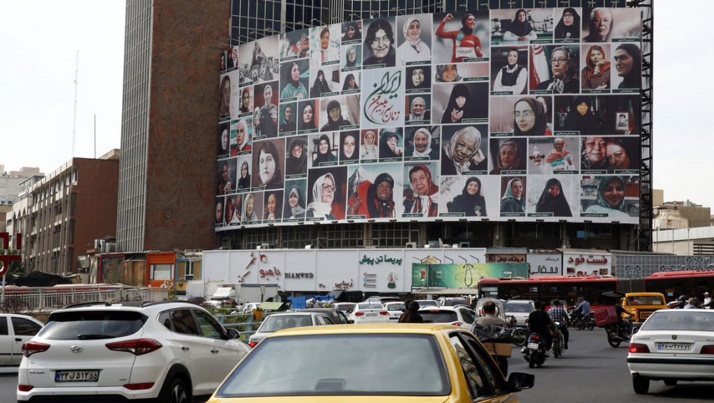 Iranske vlasti morale da skinu bilbord žena sa hidžabom: Najmanje tri žalbe zbog zloupotrebe fotografija