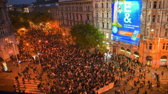 Protesti u Mađarskoj u znak podrške otpuštenim nastavnicima: Hiljade učenika i roditelja dalo podršku prosvetarima