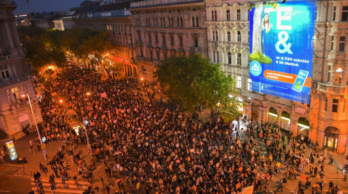 Protesti u Mađarskoj u znak podrške otpuštenim nastavnicima: Hiljade učenika i roditelja dalo podršku prosvetarima