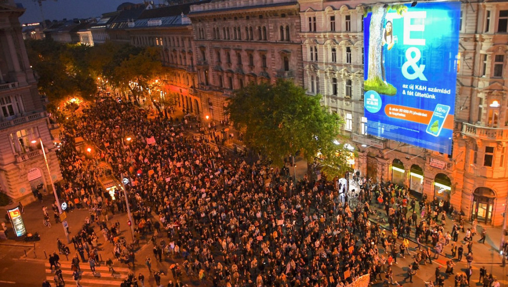 Protesti u Mađarskoj u znak podrške otpuštenim nastavnicima: Hiljade učenika i roditelja dalo podršku prosvetarima