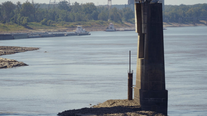 Kritično nizak nivo voda na Misisipiju izazvao kašnjenje brodova
