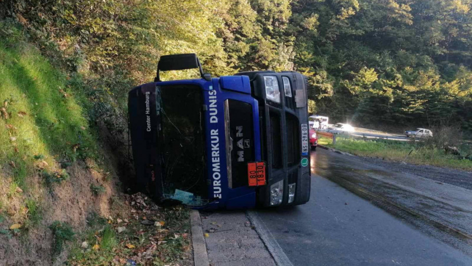 Prevrnula se cisterna sa sumpornom kiselinom na Iriškom vencu: Pukao rezervoar, nafta se izlila po putu (FOTO)