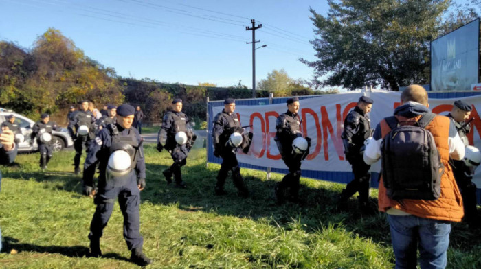 Protest u Novom Sadu zbog gradnje mosta: Policija potisnula aktiviste koji su formirali "živi lanac", ima privedenih