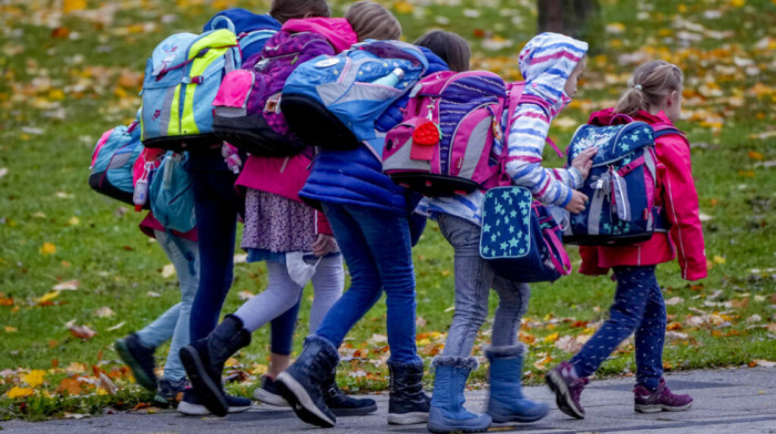 Šta su pokazali lekarski pregledi pred polazak u školu: Sve više dece ima problema sa kičmom, alarm i zbog gojaznosti