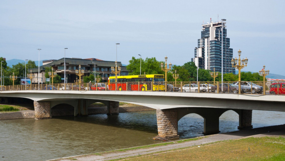 U automobil gradonačelnika Aračinova ispaljeno čak 25 metaka, teško povređen vozač