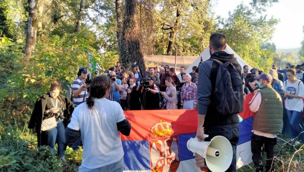 Protest na novosadskom Šodrošu: Aktivisti srušili deo ograde, traže obustavu radova na novom mostu