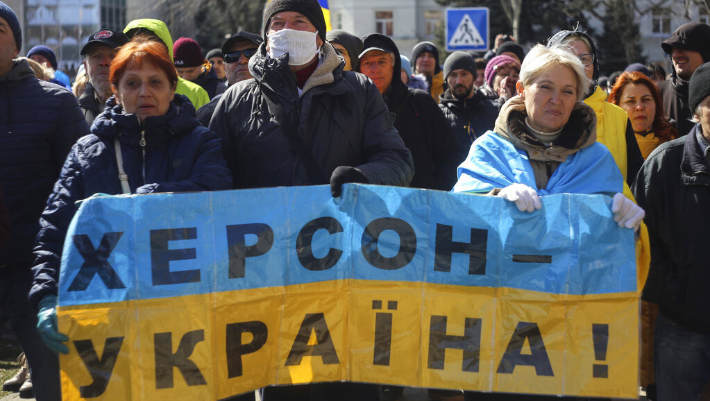 Počela masovna "evakuacija" u Hersonu: Dok Rusi tvrde da počinje bitka, Ukrajinci optužuju Moskvu za deportacije