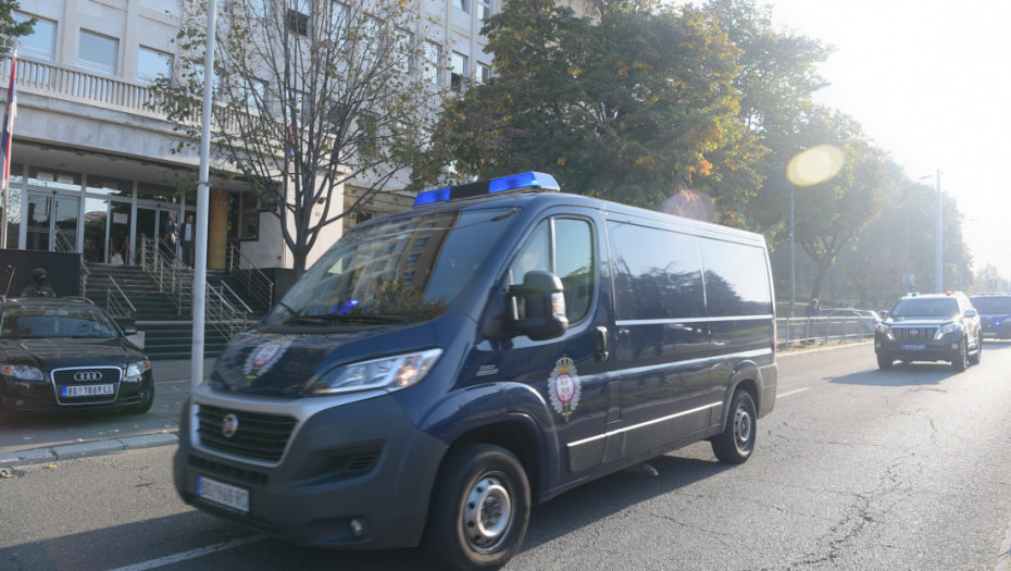 Pritvorenik pobegao ispred suda u Obrenovcu: Onesposobio komandira, policija traga za njim