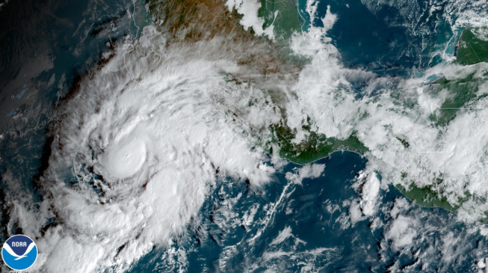 Očekuje se da uragan Roslin snažno udari obalu Meksika, upozorenje na opasnu oluju i poplave