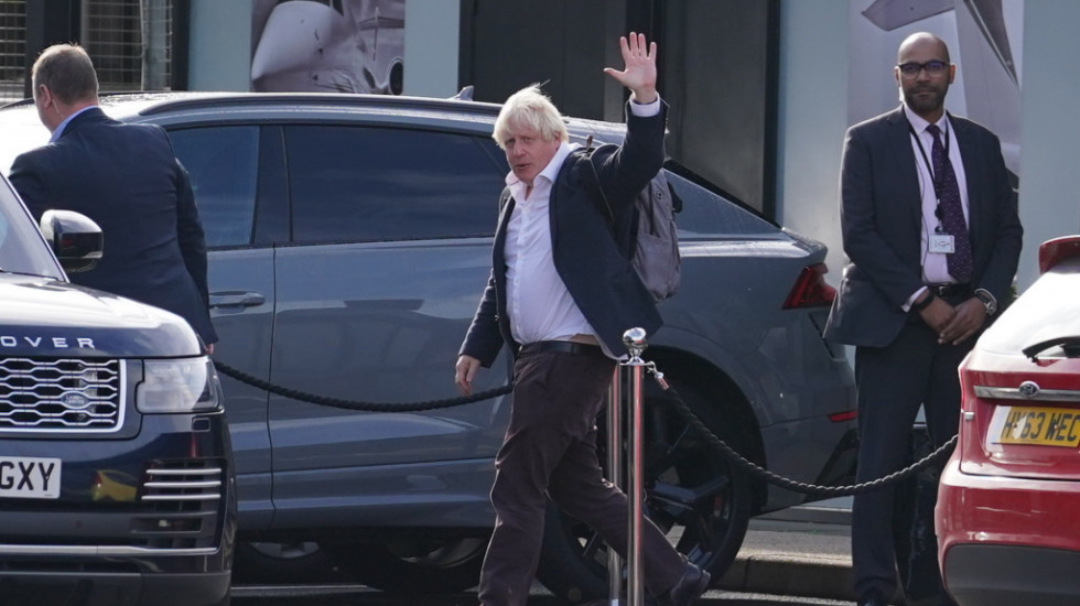 Trka za premijera u Velikoj Britaniji: Džonson se vratio u London sa odmora, razmatra da se drugi put kandiduje
